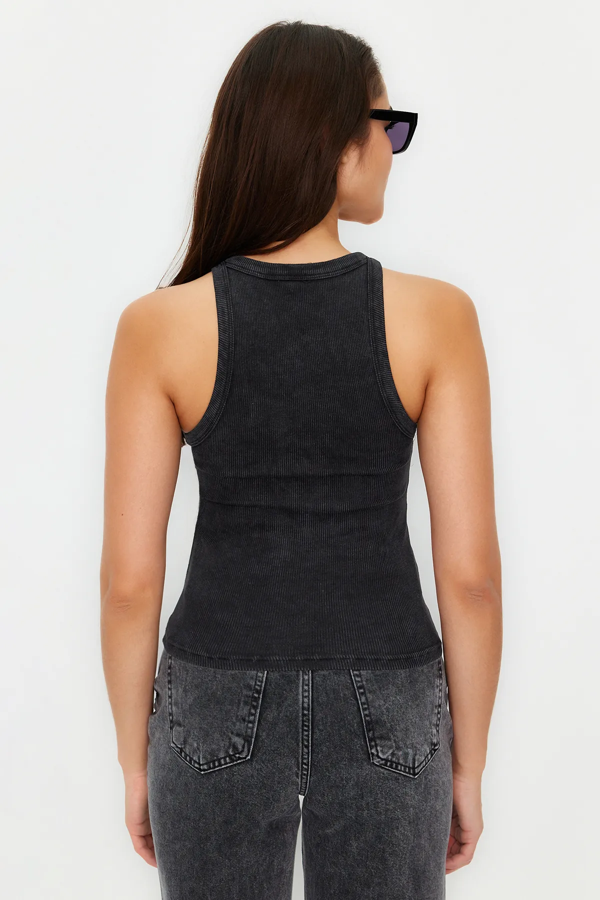 Trendyol Collection  Anthrazitfarbenes, tailliertes Neckholder-Unterhemd aus gerippter Baumwolle mit verblasstem Effekt und dehnbarem Strick TWOSS24AL00002