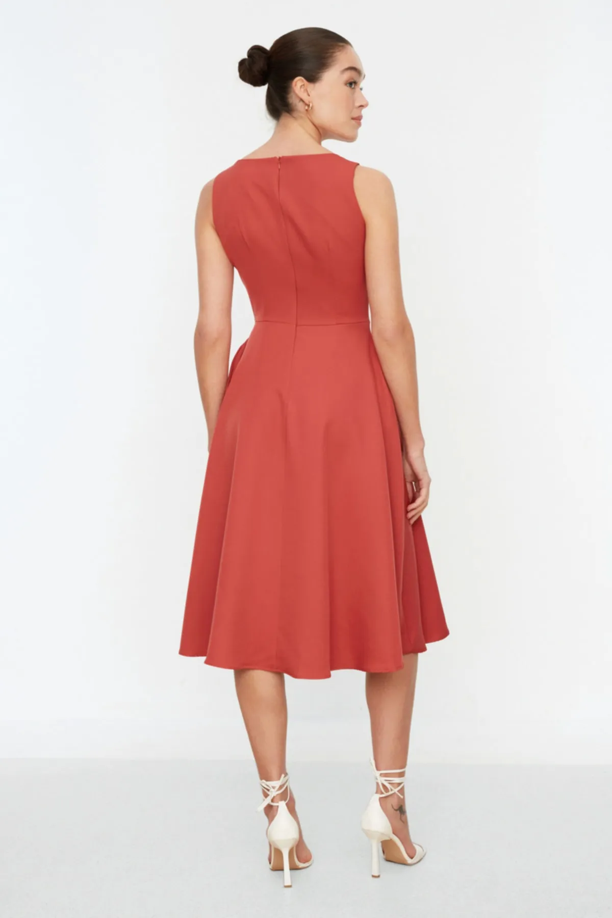 Trendyol Collection  Dried Rose Taillenöffnung Midi-Plissee-Webkleid TWOSS20EL0980