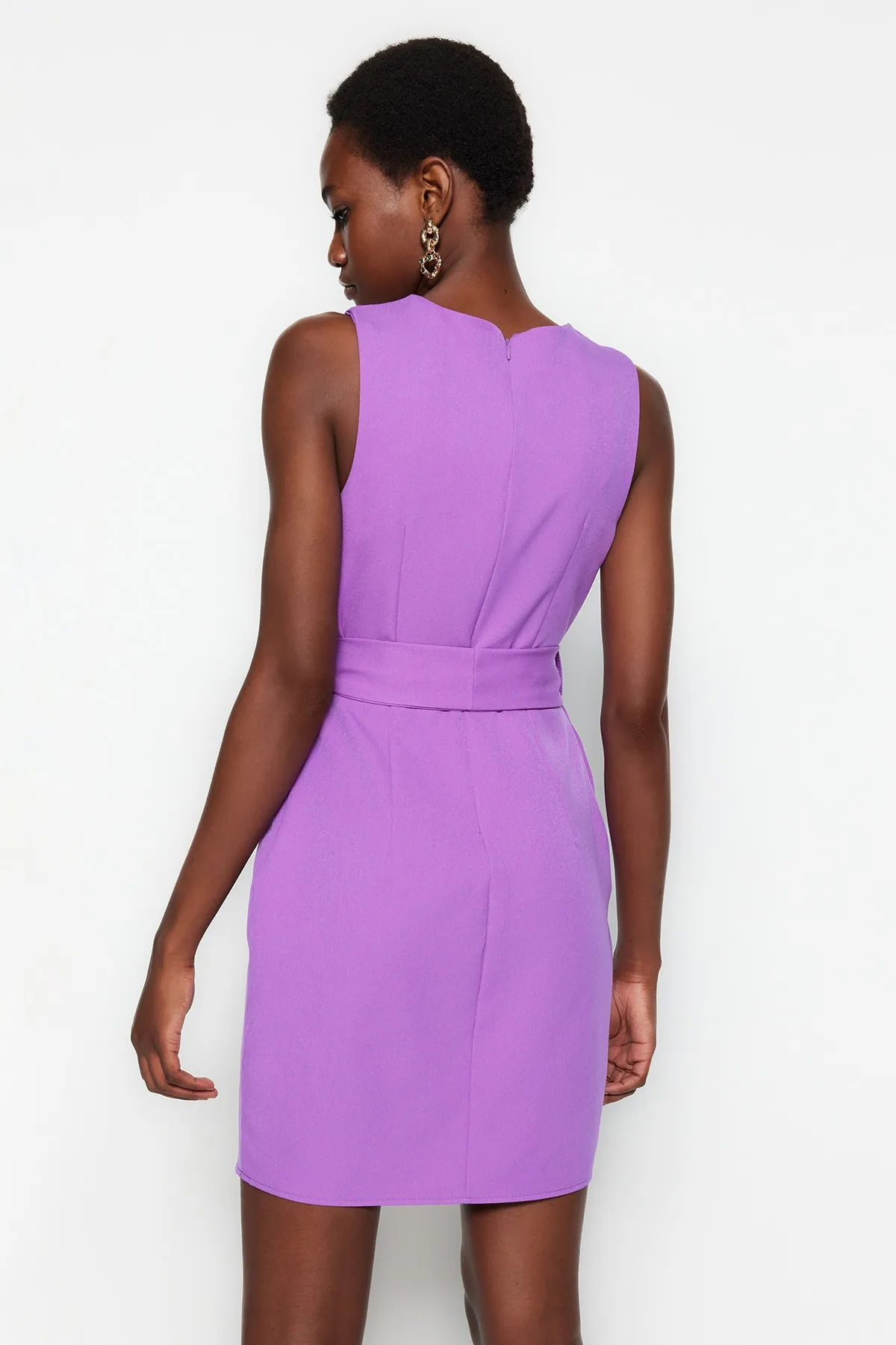 Trendyol Collection  Lilafarbenes, gewebtes Minikleid mit Rundhalsausschnitt und Gürtel TWOSS19AA0063