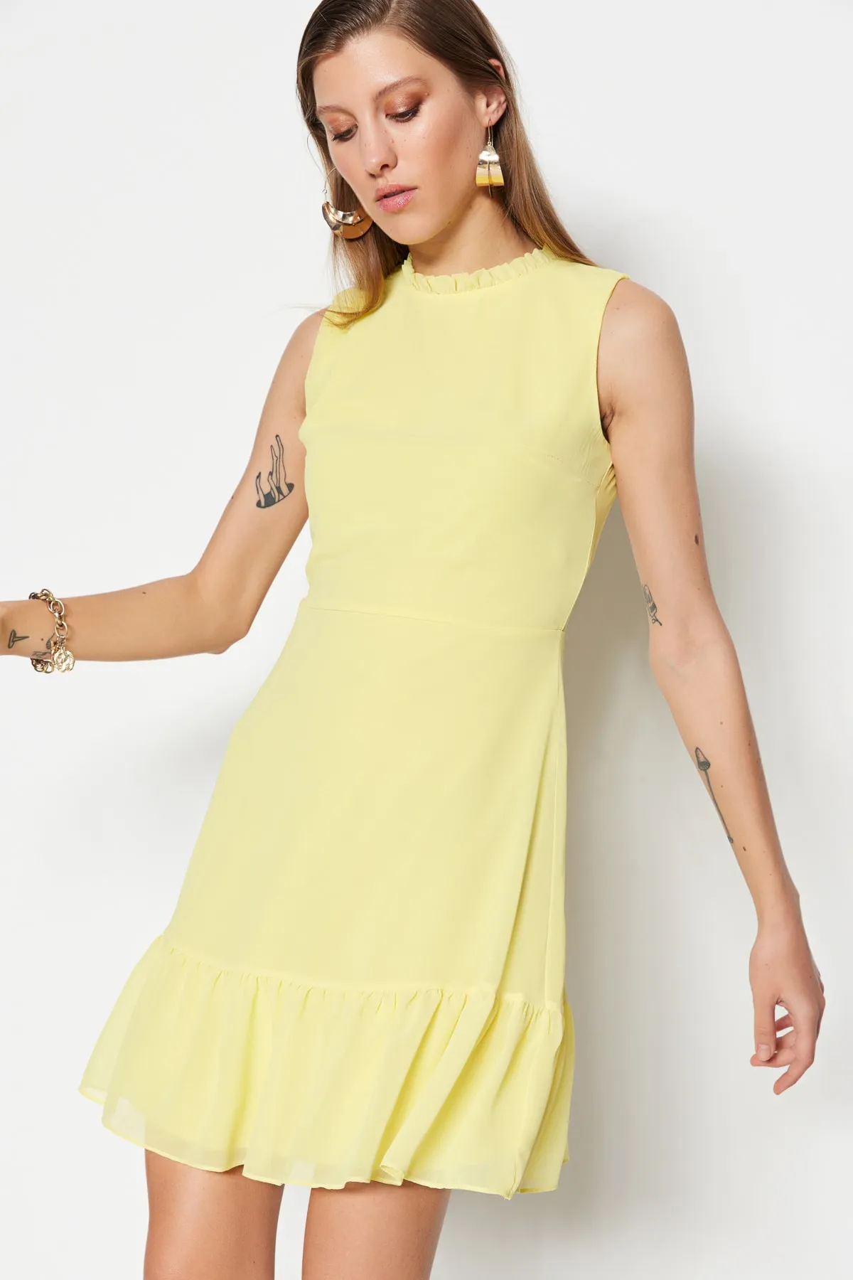 Trendyol Collection  Gelber gewebter Minirock mit hohem Kragen, gewebtes Kleid mit Rüschen TWOSS20EL0237
