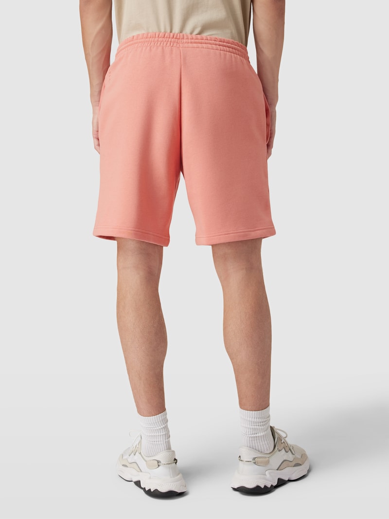 Shorts mit Label-Stitching in koralle