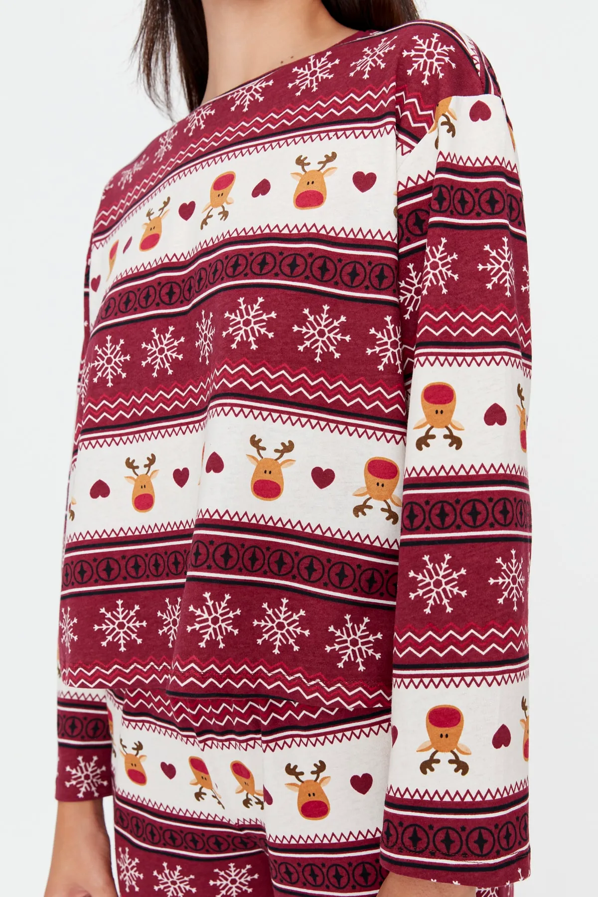 Trendyol Collection  Mehrfarbiges, gemustertes Strick-Pyjama-Set aus 100 % Baumwolle mit Weihnachtsmotiv THMAW23PT00315