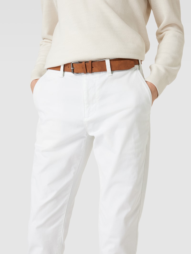 Chino mit Gürtel in weiß