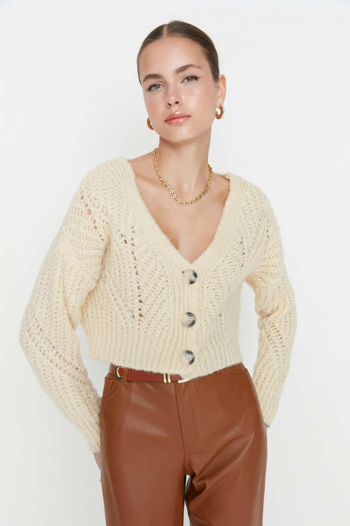 Trendyol Collection  Ecrufarbene, superkurze Strickjacke mit weicher Struktur und Knopfdetail