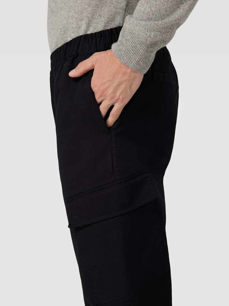 Stoffhose mit elastischem Bund Modell 'RAAMEO' in schwarz