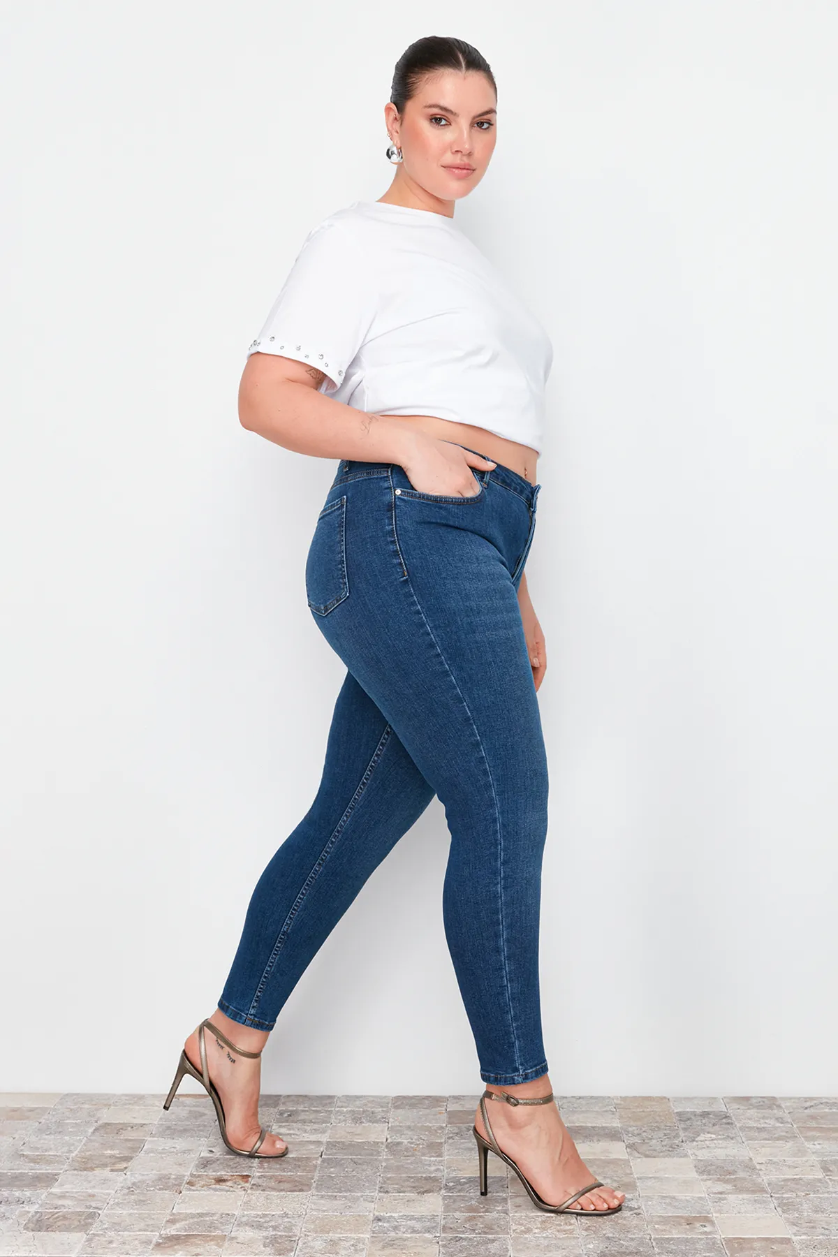 Trendyol Curve  Hellblaue, dehnbare Skinny-Jeans mit hoher Taille TBBAW23CJ00032