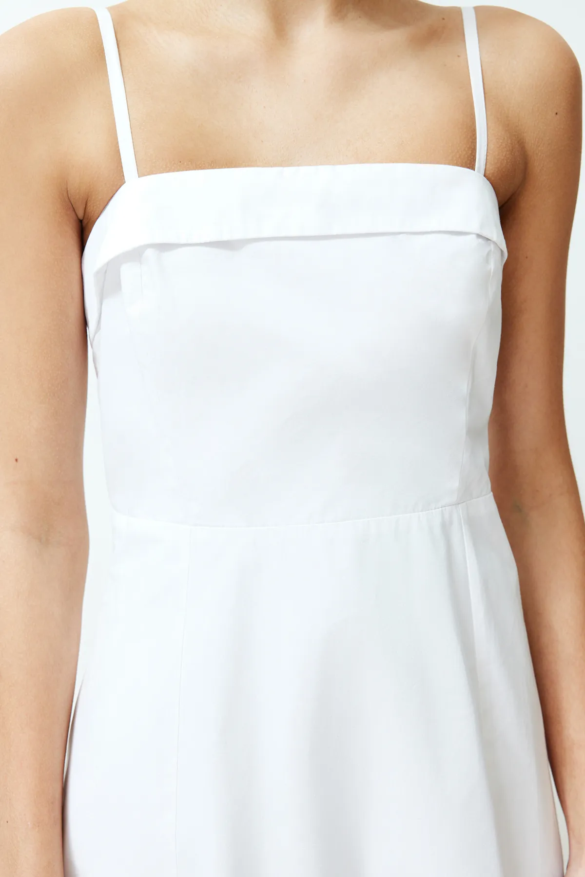 Trendyol Collection  Weißes Midi-Kleid aus 100 % gewebter Baumwollpopeline TWOSS24EL00031