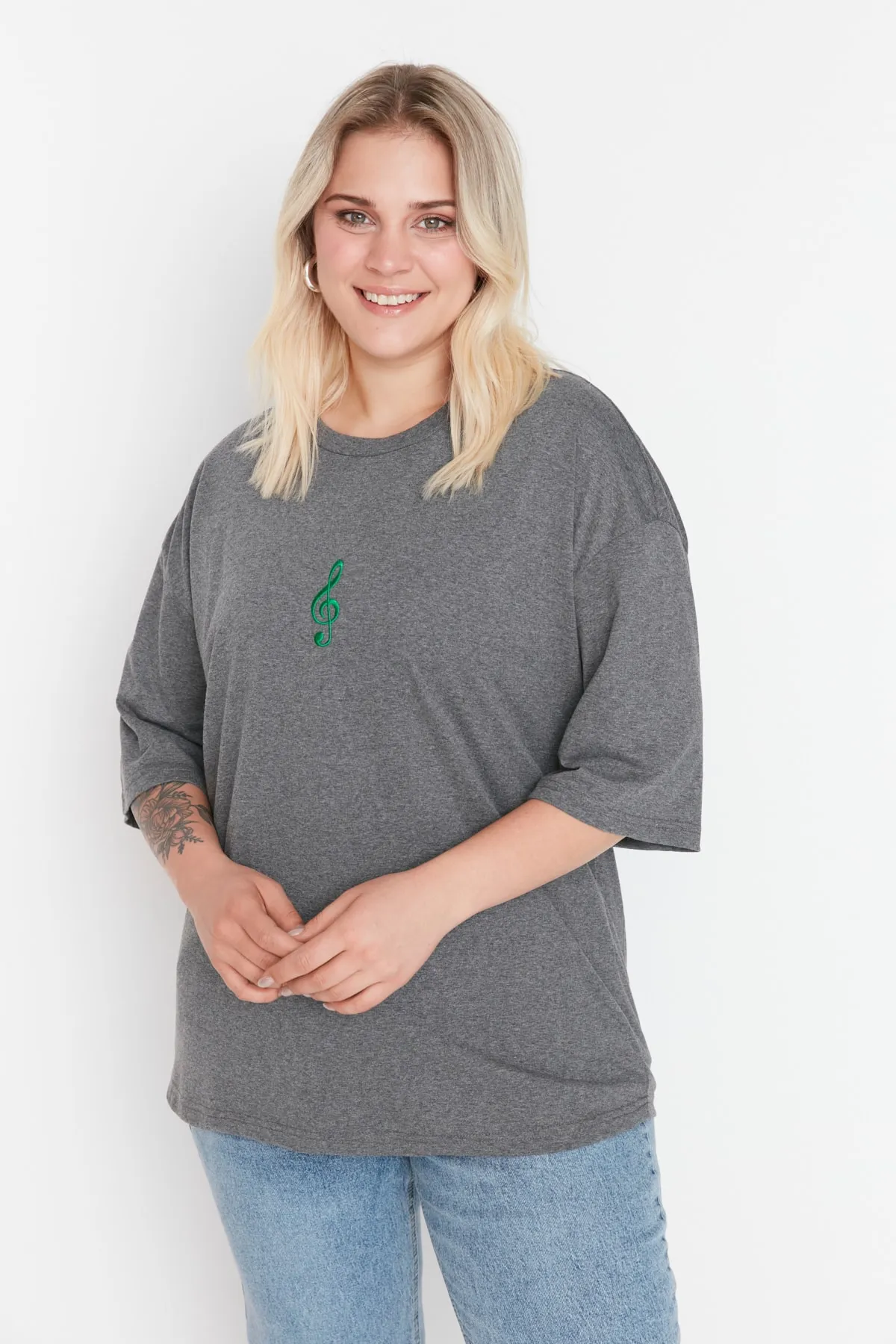 Trendyol Curve  Anthrazitfarbenes, gestricktes, besticktes T-Shirt mit weiter Passform TBBSS22BF00002