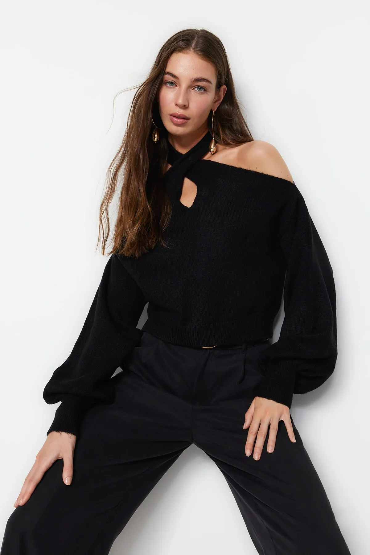 Trendyol Collection  Schwarzer Strickpullover mit weicher Textur und Fenster/Cut-Outs TWOAW24KZ00166
