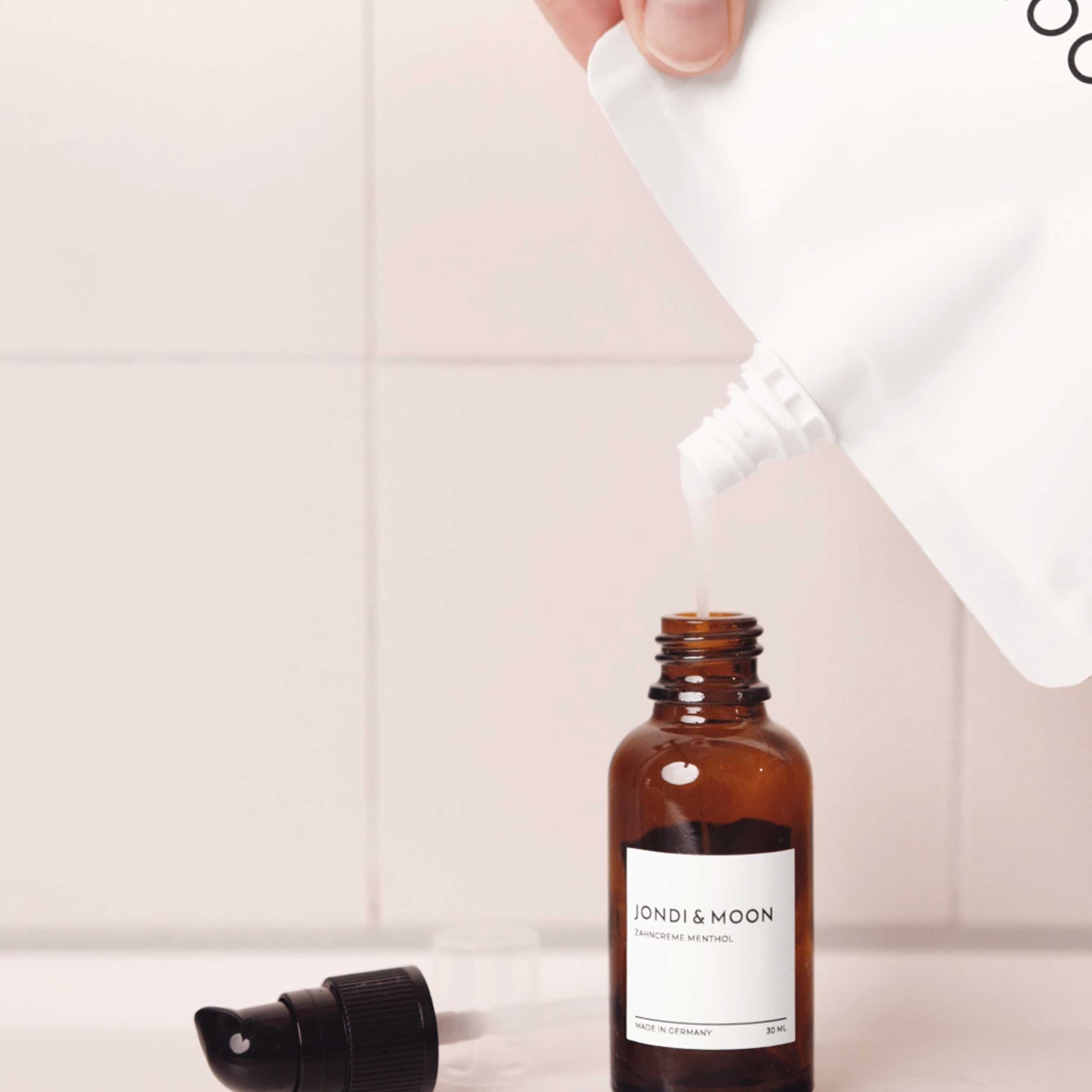 JONDI&MOON Zahnpasta Zahncreme Menthol 250ml, Nachfüllbare Zahncreme mit Fluorid, (ohne Parabene, PEG's oder Triclosane, kein Mikroplastik) Die erste nachfüllbare Zahn-Creme im recycelten Glasspender - Refill