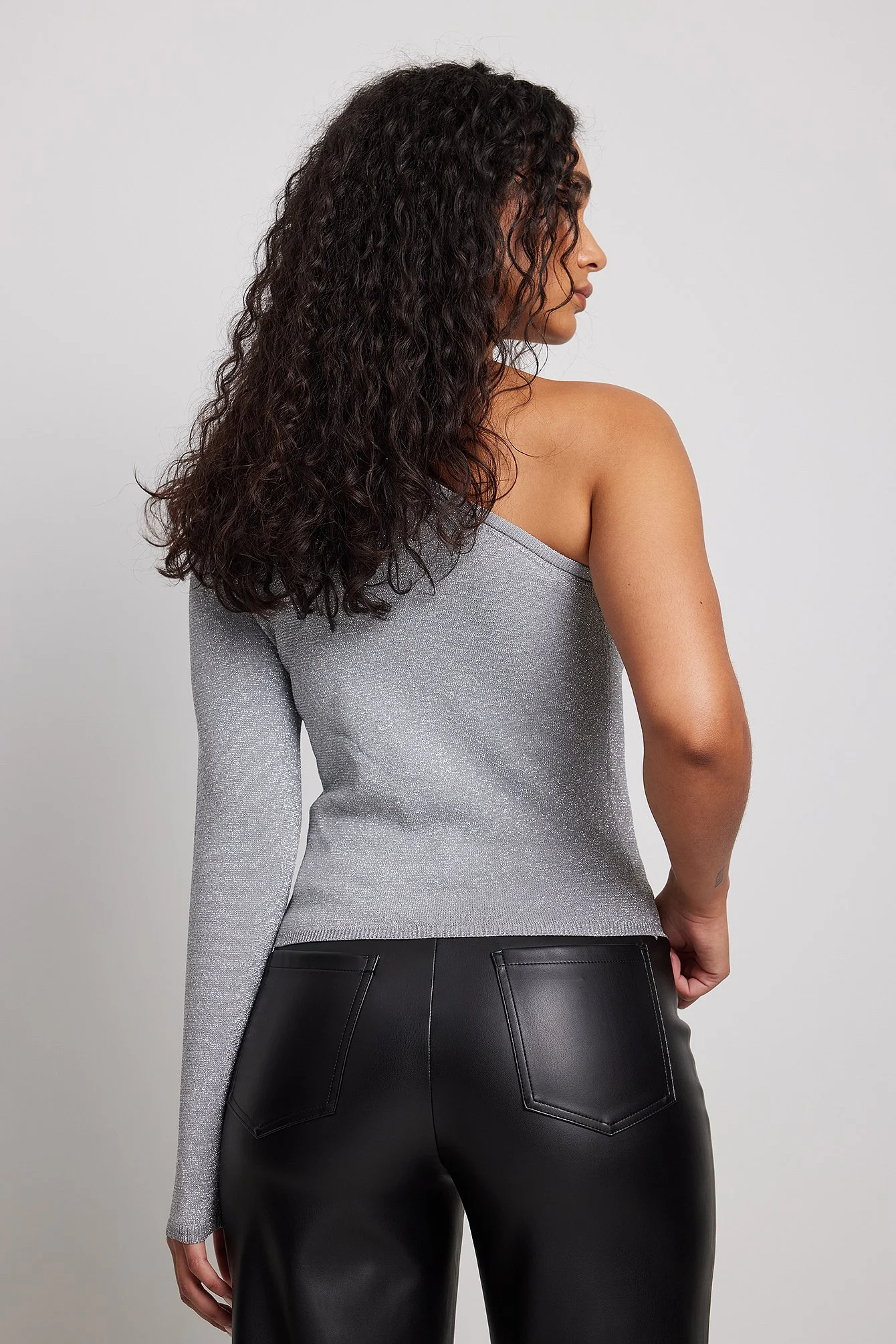 One-Shoulder-Top aus Glitzerstrick
