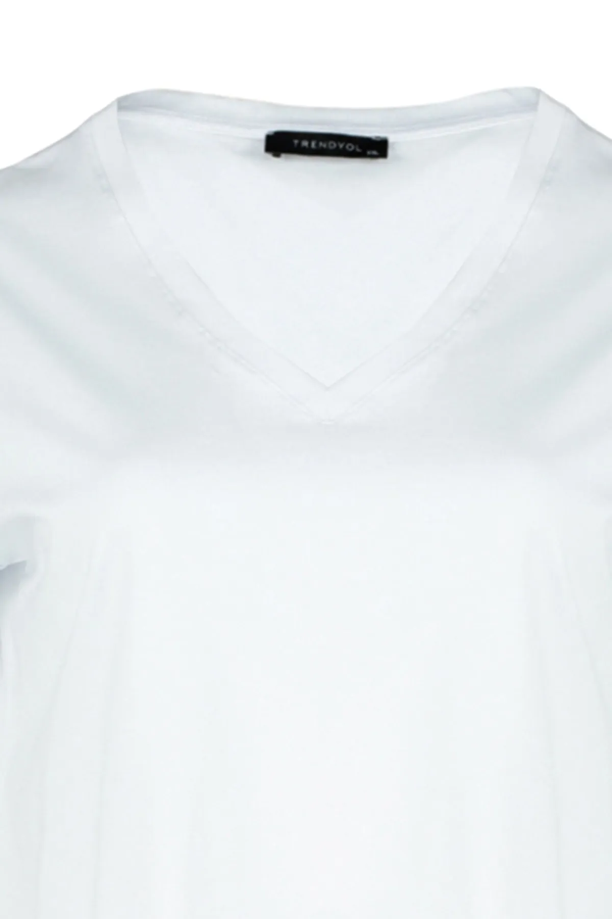 Trendyol Curve  Weißes Basic-Strick-T-Shirt mit V-Ausschnitt TBBSS22BF0028