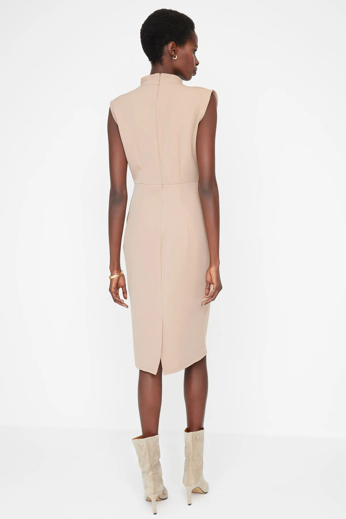 Trendyol Collection  Kamelfarbenes, figurbetontes, gewebtes Kleid mit Stehkragen TWOAW20EL0311