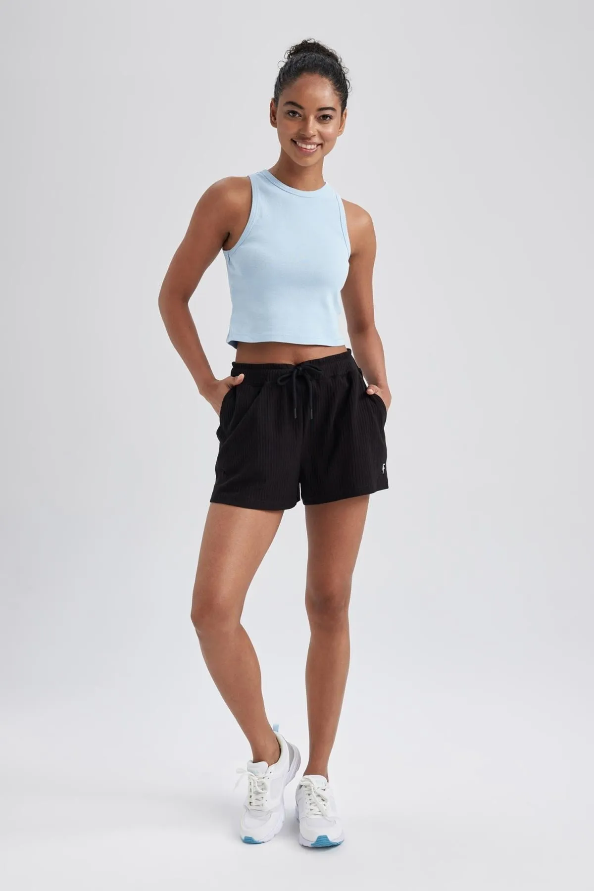 DeFacto  Passform: Sportliche kurze gerippte Shorts mit Standard-Passform A9919ax23hs