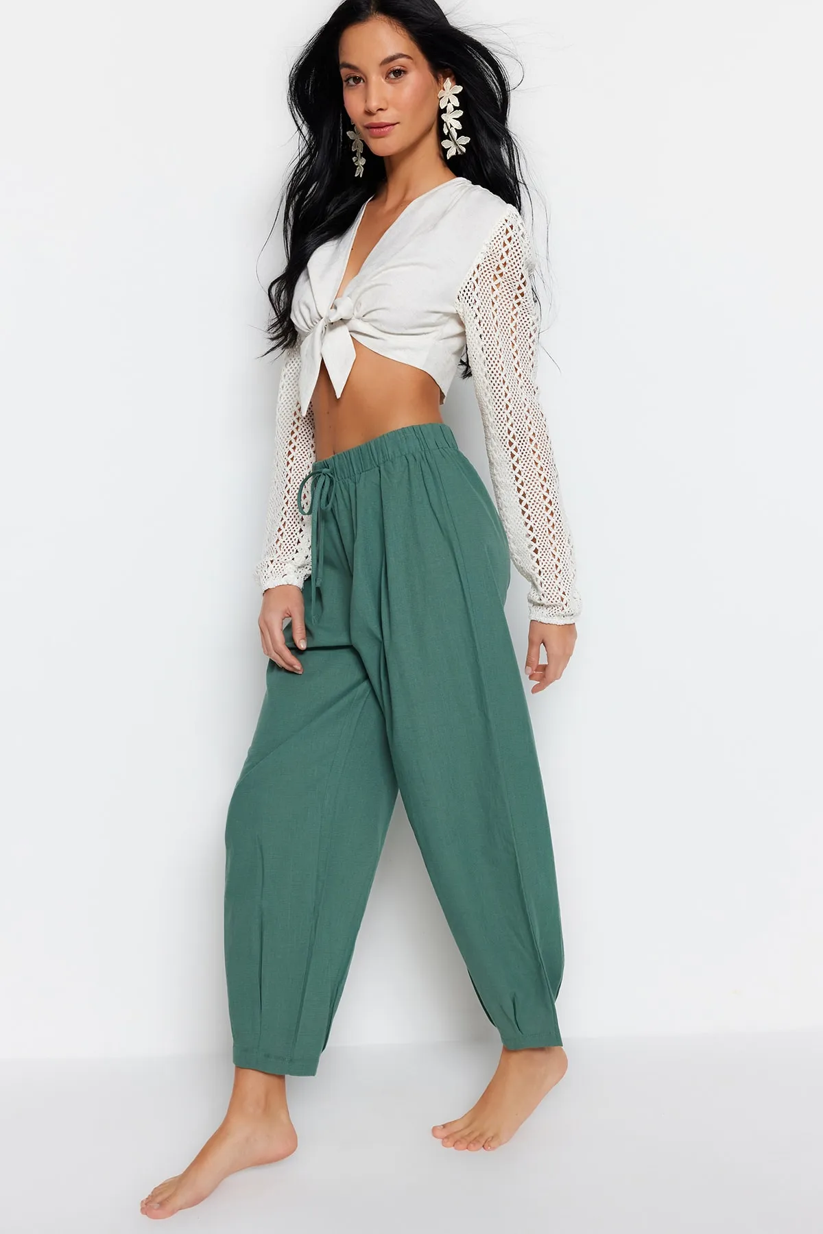 Trendyol Collection  Khakifarbene, gewebte Hose aus 100 % Baumwolle TBESS23PL00015