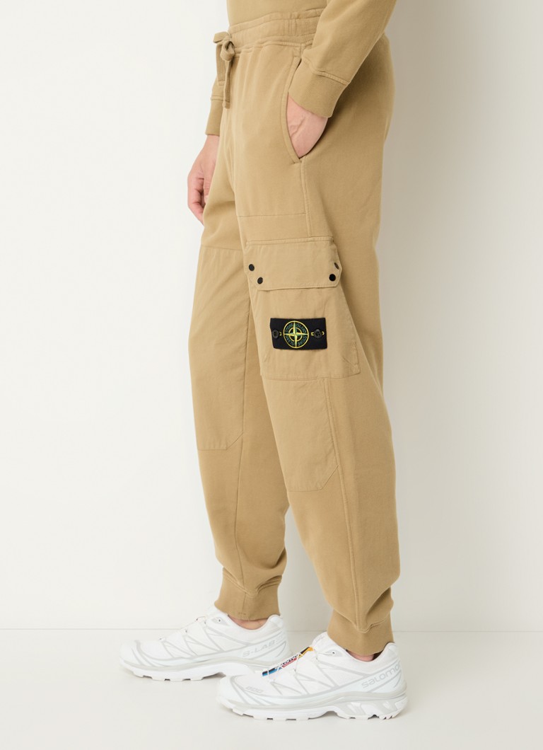 Stone Island 64020 sašaurinātas piegriezuma sporta bikses ar vārstu kabatu un logotipu