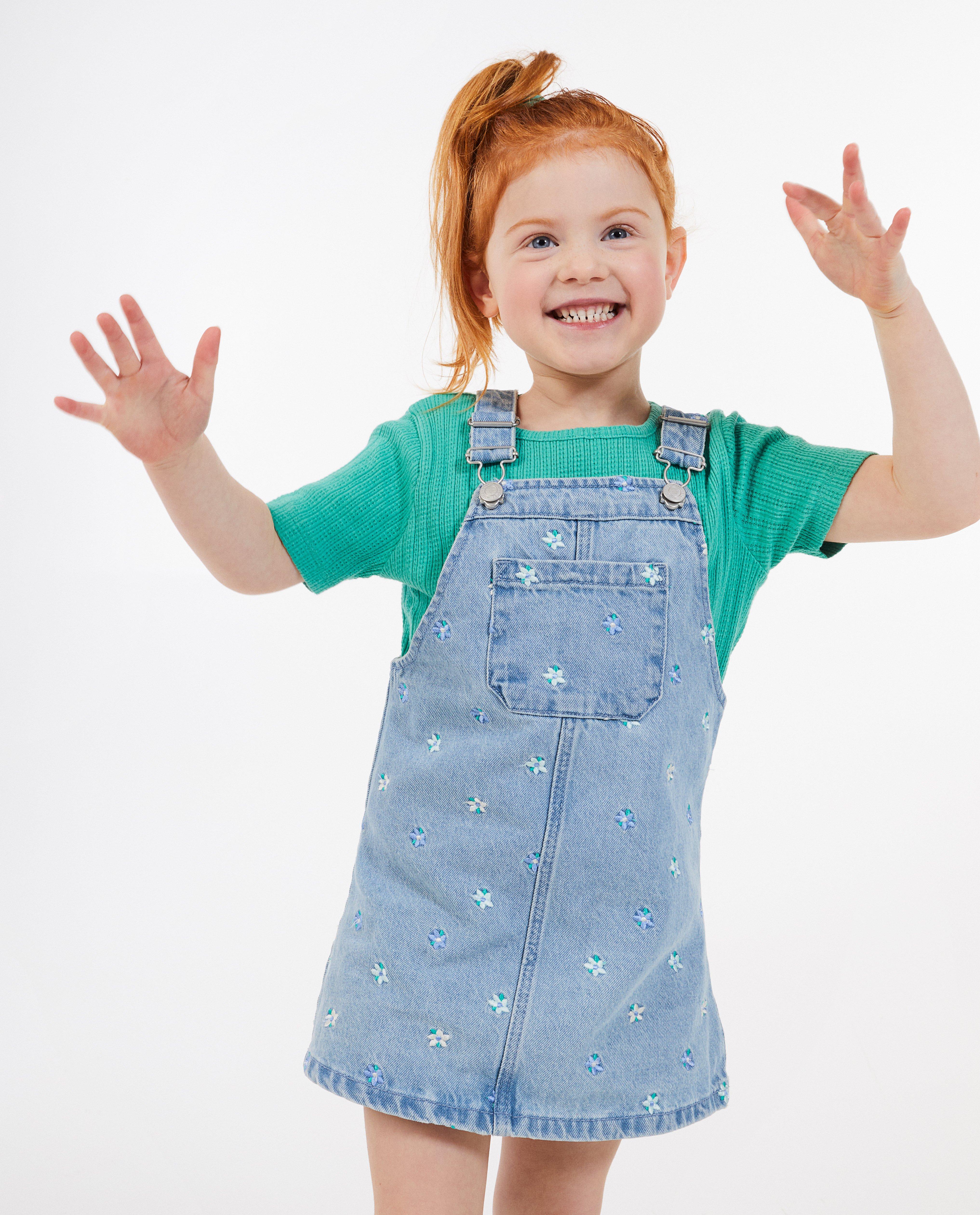 Milla Star Dungaree ruha hímzett virágokkal, kék