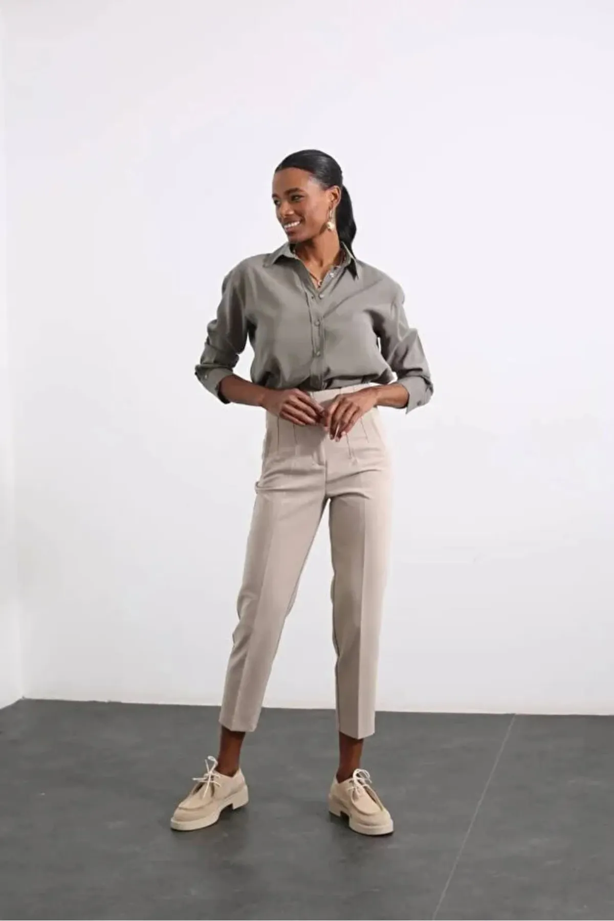Laluvia  Steinfarbene Stoffhose mit hoher Taille und flacher Vorderseite