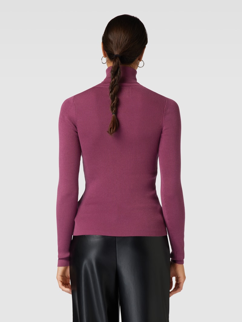 Rollkragenpullover in Ripp-Optik mit Label-Patch in aubergine