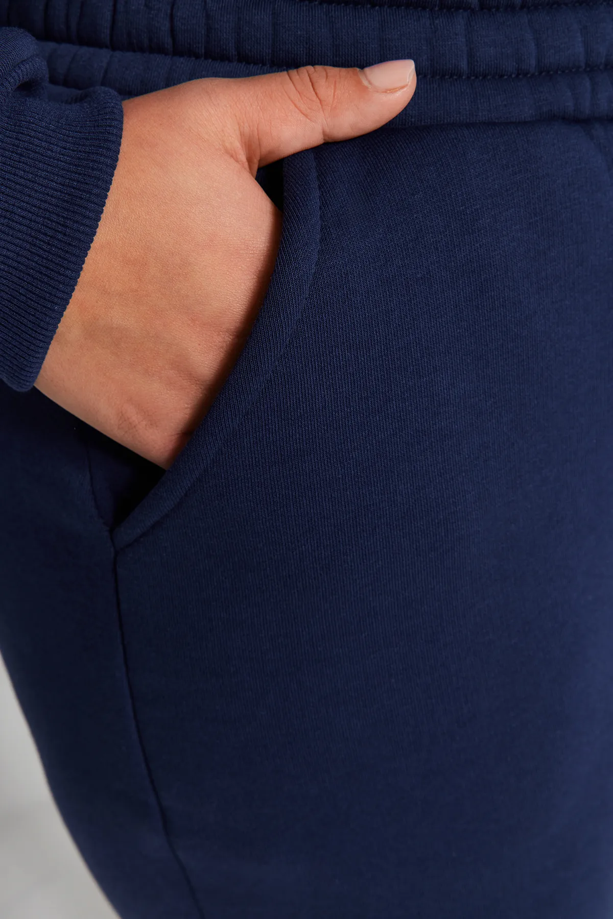 Trendyol Curve  Marineblaue Jogginghose aus dickem Fleece-Strick TBBAW24AJ00002