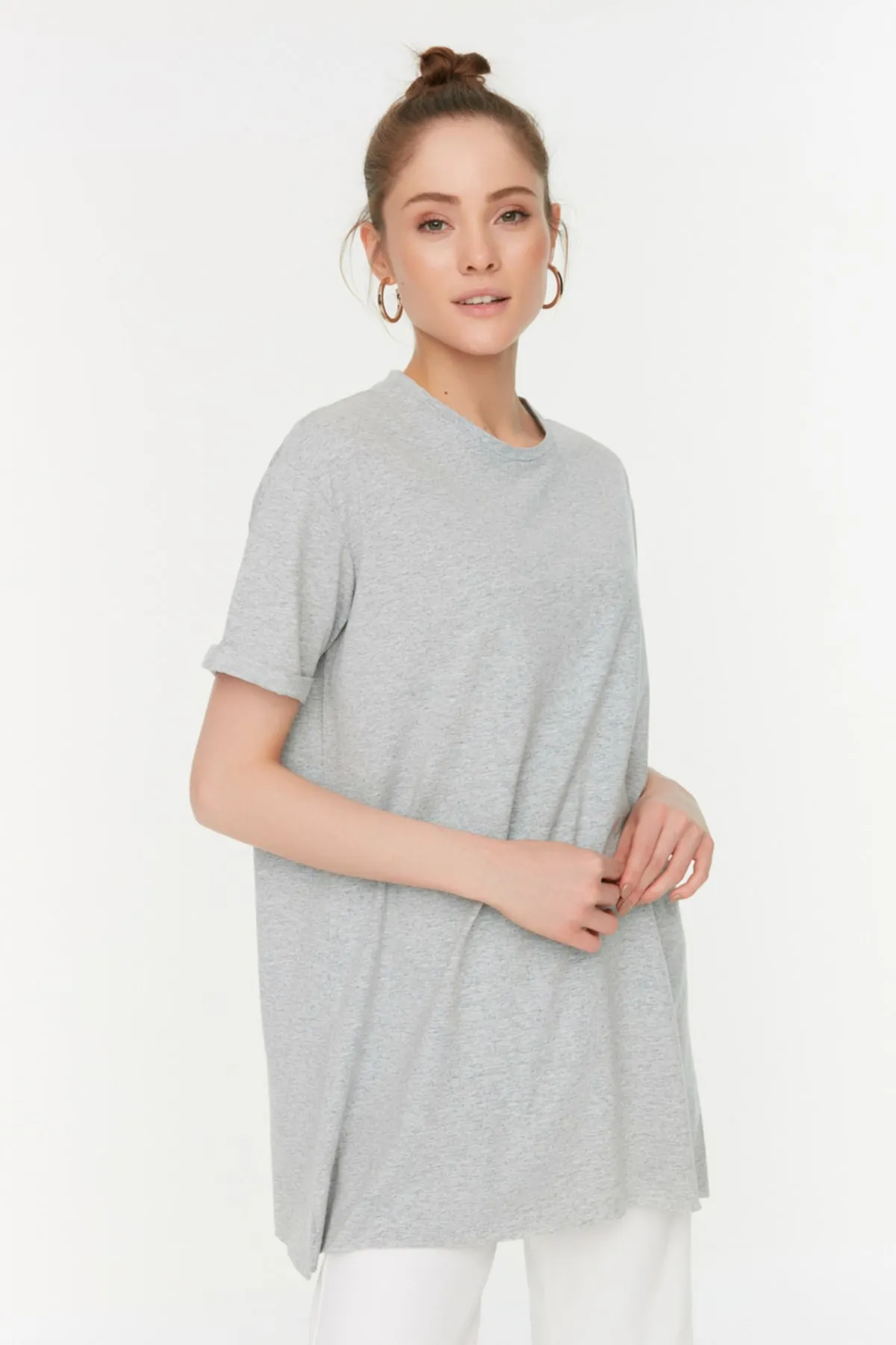 Trendyol Modest  Grau-Rosa 2er-Pack kurzärmliges Basic-Strick-T-Shirt mit Schlitz und detailliertem Rundhalsausschnitt TCTSS21UK0009