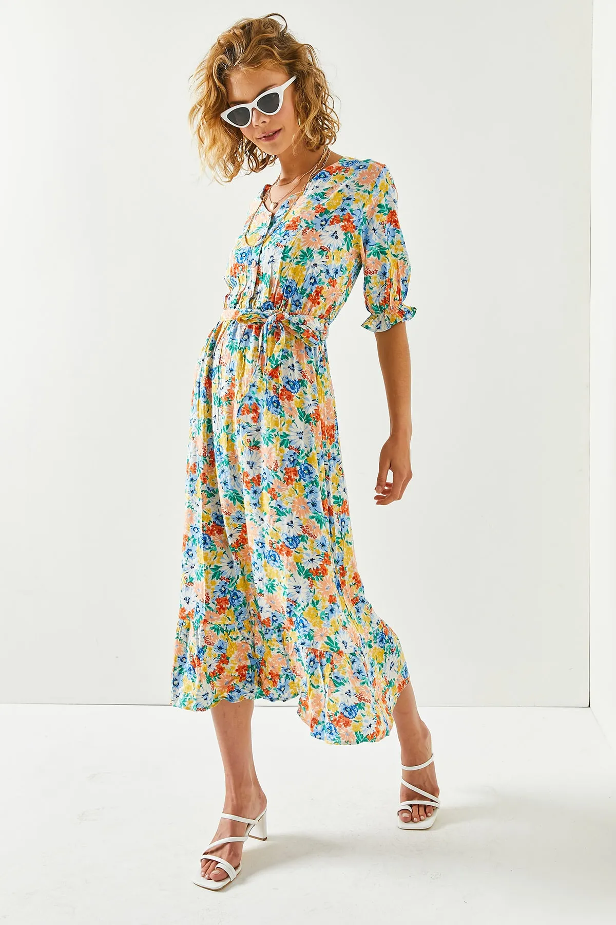 Olalook  Puderblaues Damenkleid aus gewebter Viskose mit Knöpfen und Gürtelärmeln ELB-19001524