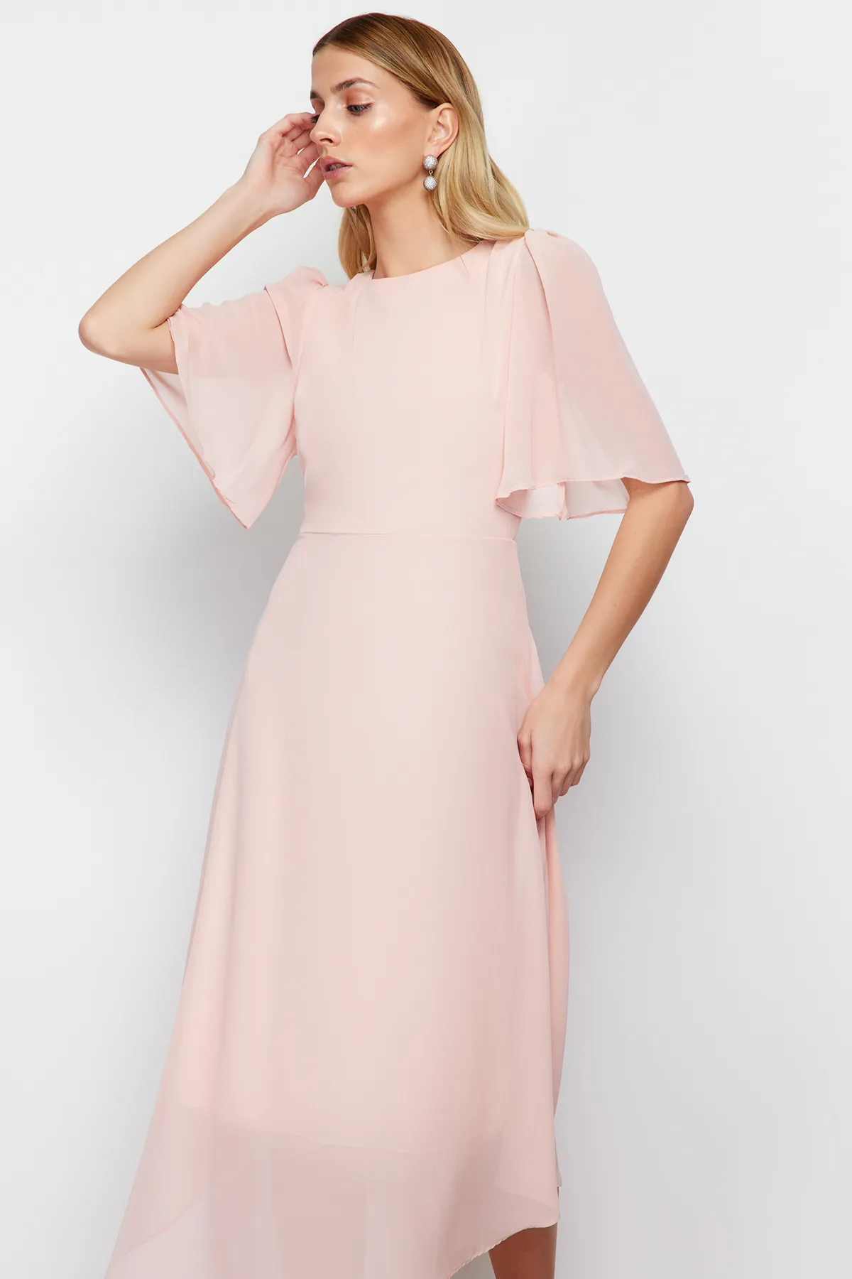 Trendyol Collection  Puderfarbenes, asymmetrisches Rock-Midikleid mit Chiffon-Futter und Webstoff TWOSS24EL00656