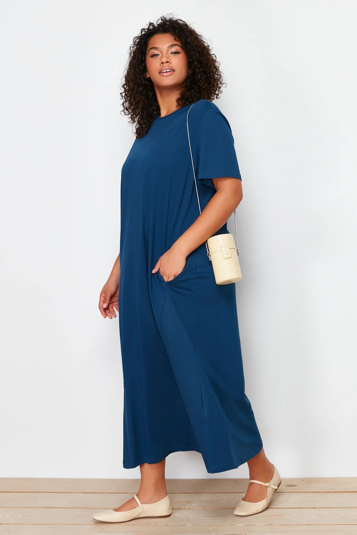 Trendyol Curve  Marineblaues Midi-Strick-T-Shirt-Kleid TBBSS24AH00067