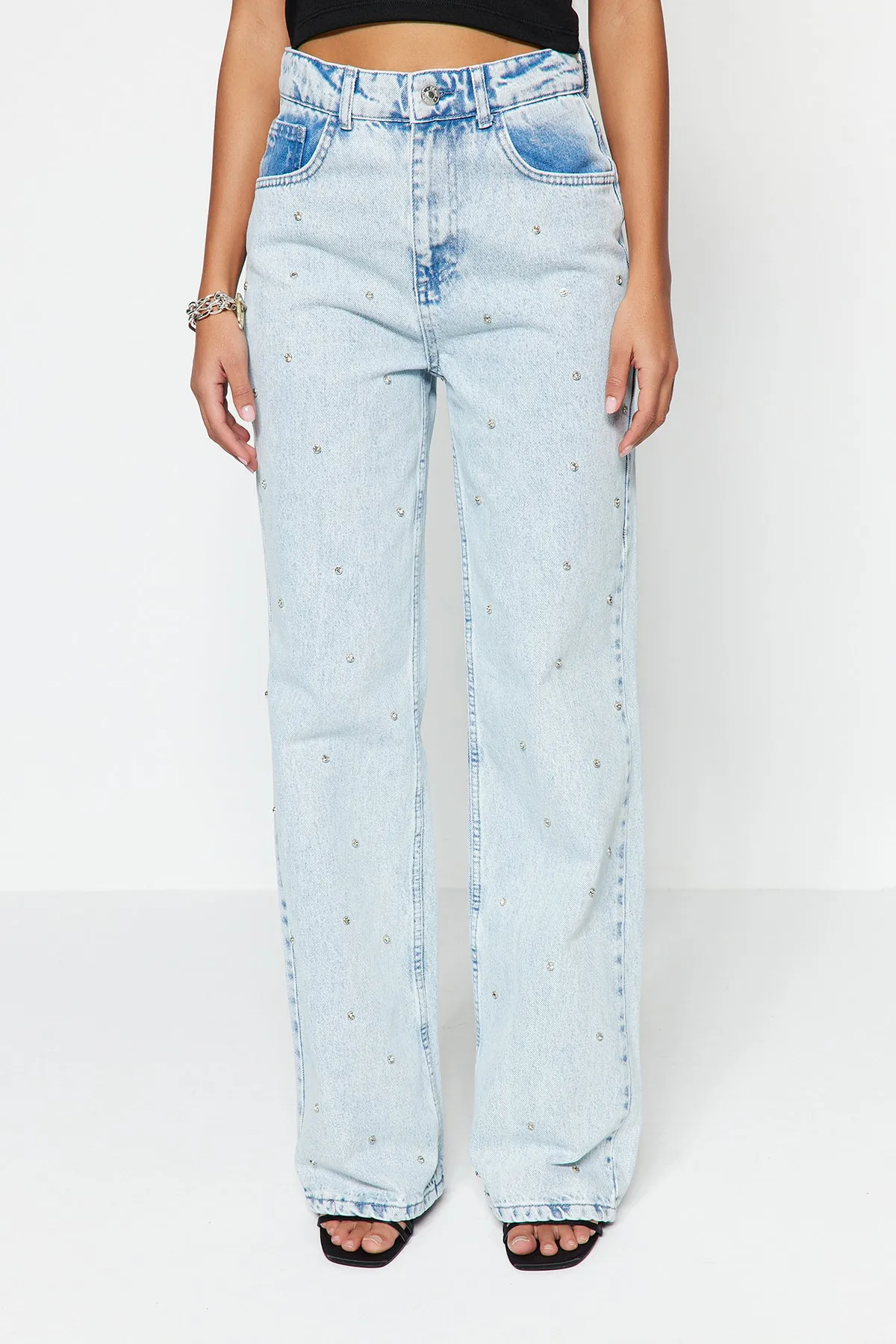 Trendyol Collection  Hellblaue Jeans mit hoher Taille und weitem Bein und Steindetail TWOSS23JE00053