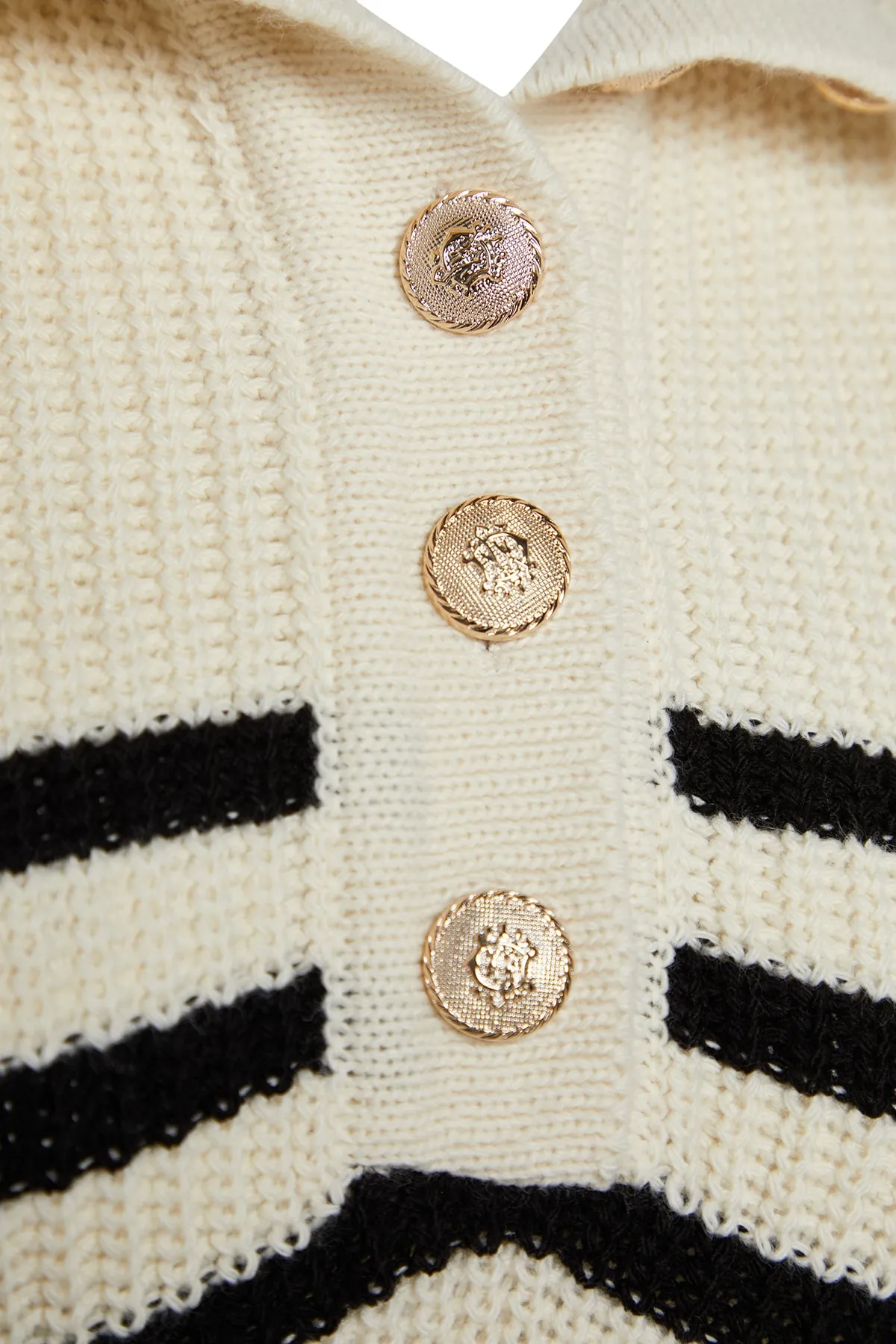 Trendyol Collection  Ecrufarbener, gestreifter Strickpullover mit Rundhalsausschnitt und weiter Passform TWOAW24KZ00165