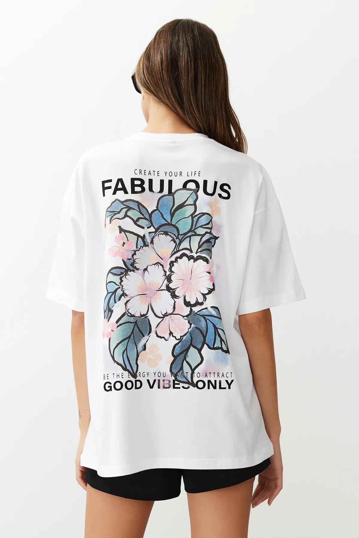 Trendyol Collection  Ecrufarbenes, übergroßes/weit geschnittenes Strick-T-Shirt aus 100 % Baumwolle mit Aufdruck auf Vorder- und Rückseite TWOSS24TS00183