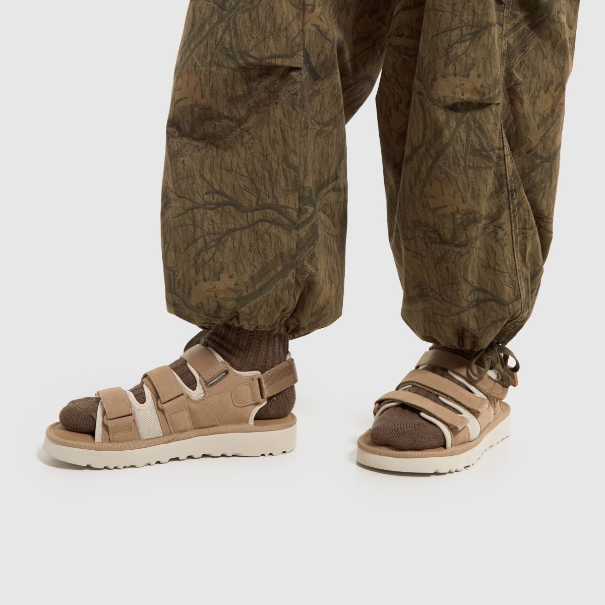 UGG – Goldencoast – Sandfärgade sandaler med flera remmar