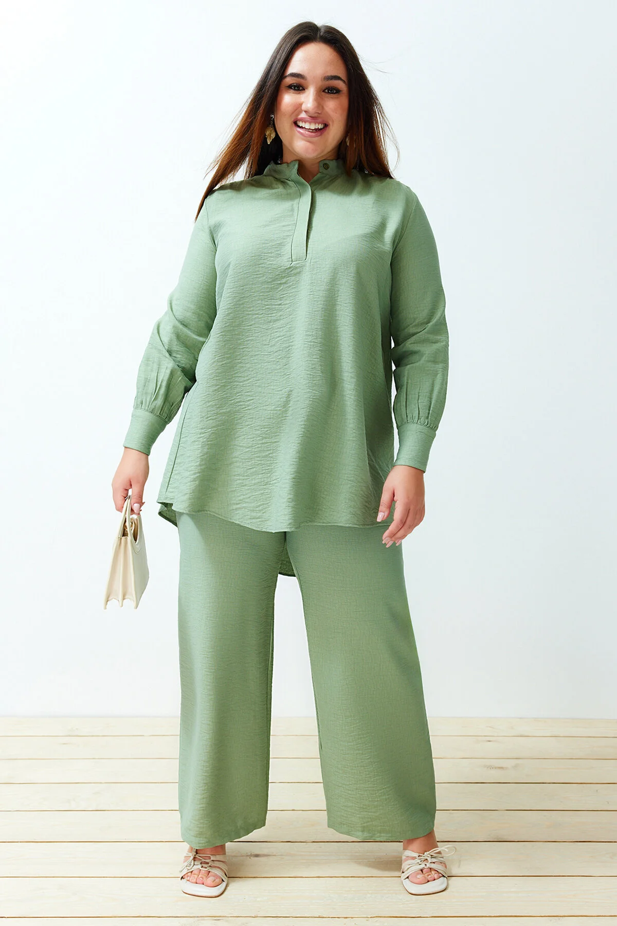 Trendyol Modest  Grüner, halb verdeckter Knopfleiste an den Schultern und detaillierte Tunika-Hose aus Webstoff TCTSS22US0098