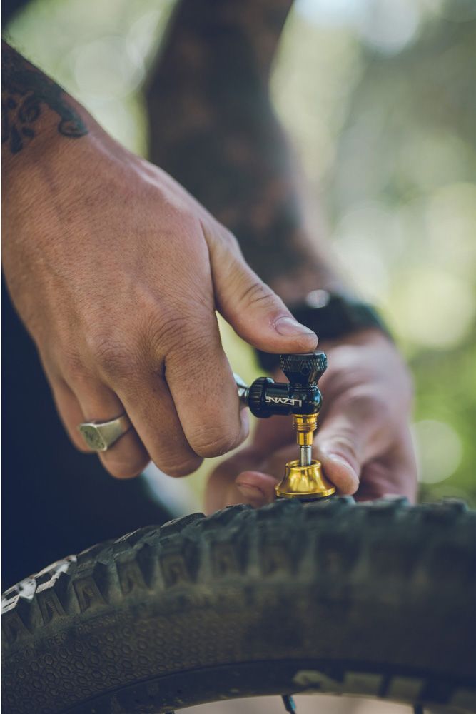 Lezyne Tubeless CO2 Blaster inkl. zwei CO2 Kartuschen kaufen | Bike-Discount