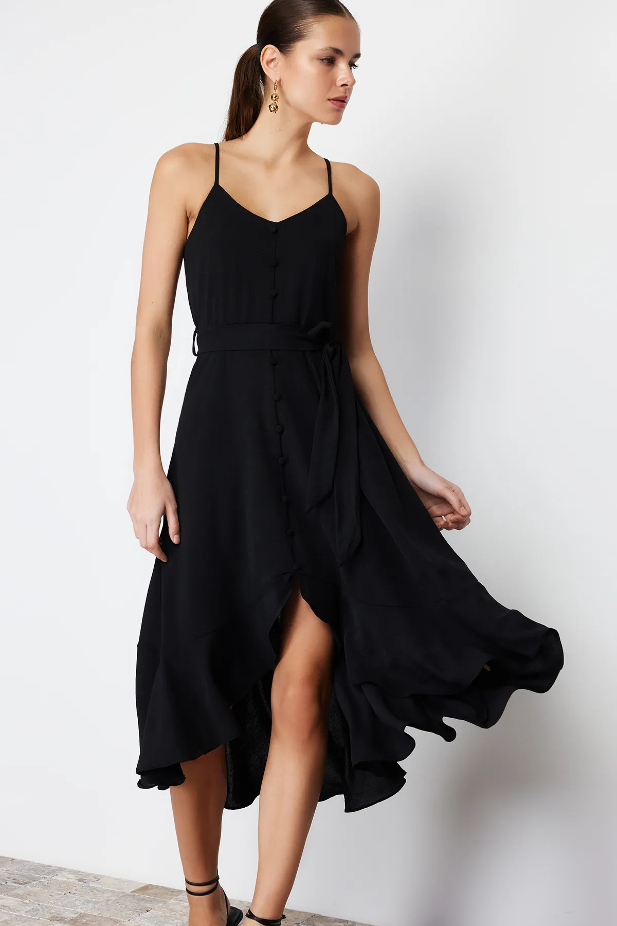 Trendyol Collection  Schwarzes, gewebtes Maxikleid in A-Linie/Glockenform mit Volant und Gürtel TWOSS23EL02271