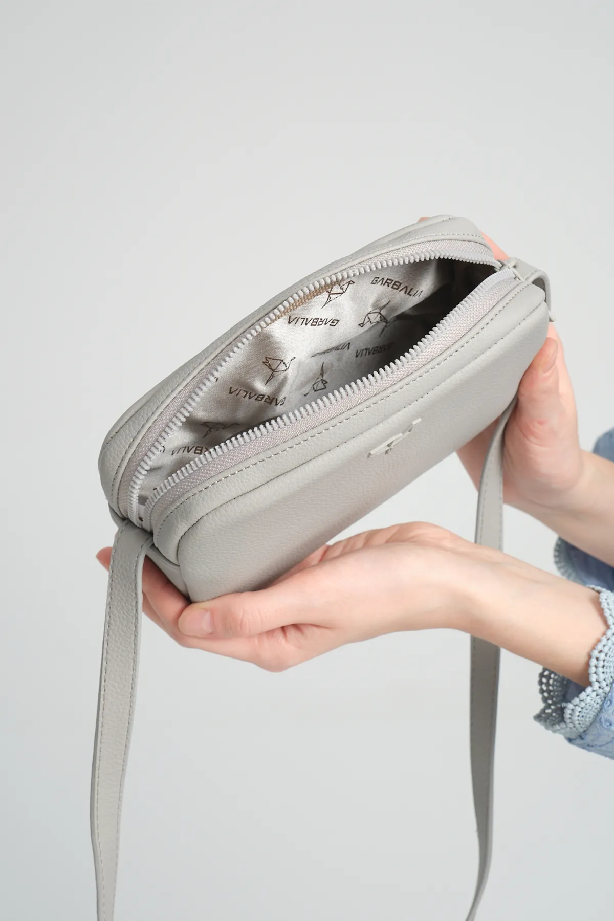 Garbalia  Liberty Grey Damen-Minitasche mit verstellbarem Schultergurt mit Kreuzgriff und Reißverschluss