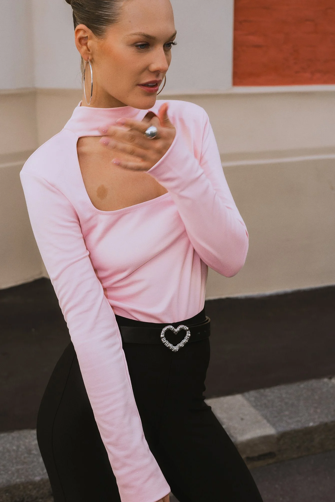 Top mit eckigem Kragen und Choker