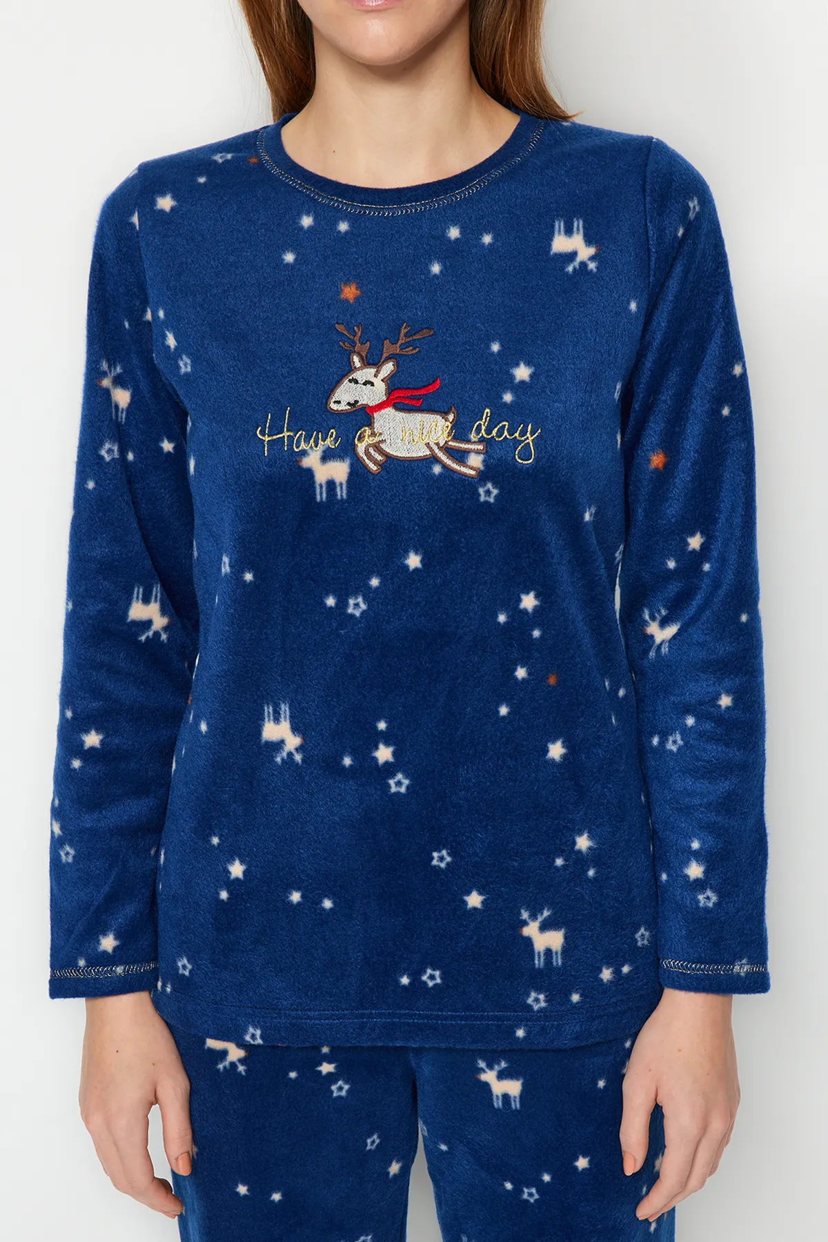 Trendyol Collection  Marineblaues gestricktes Pyjama-Set mit Polarstern-Stickerei und detaillierter T-Shirt-Hose THMAW24PT00269
