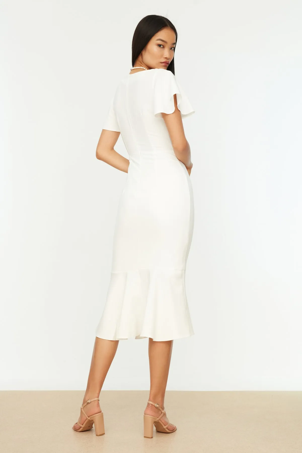 Trendyol Collection  Weißes, figurbetontes Midi-Webkleid mit Volantfutter TWOSS20EL1342