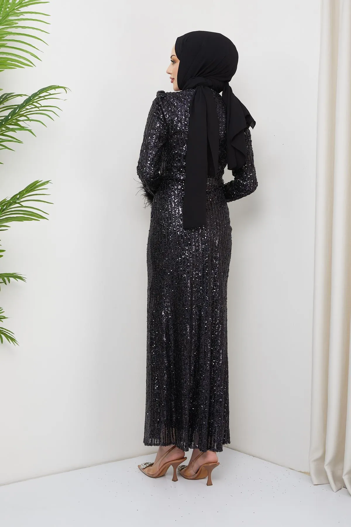 Olcay  Abendkleid aus Tüll mit Pailletten und Federndetails und Ärmeln SCHWARZ 1207