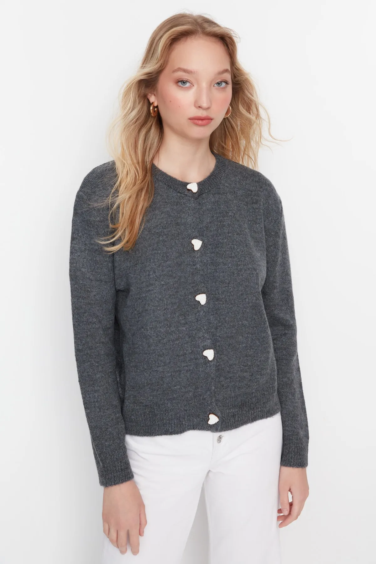 Trendyol Collection  Anthrazitfarbene Strickjacke mit weicher Struktur und Juwelenknöpfen TWOAW22HI0044