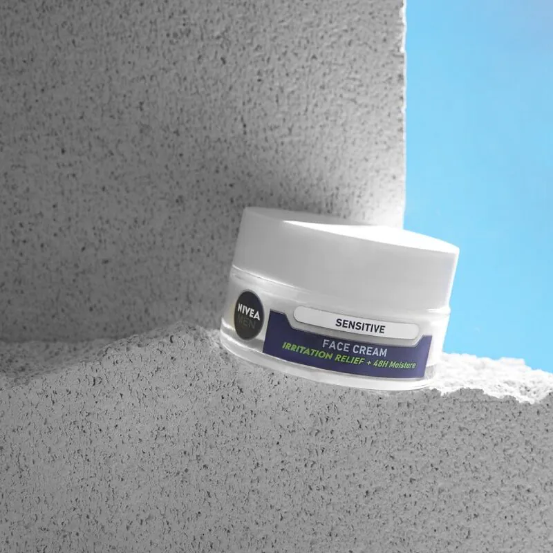 „Nivea Men Sensitive“ intensyviai drėkinamasis kremas vyrams, skirtas jautriai odai.