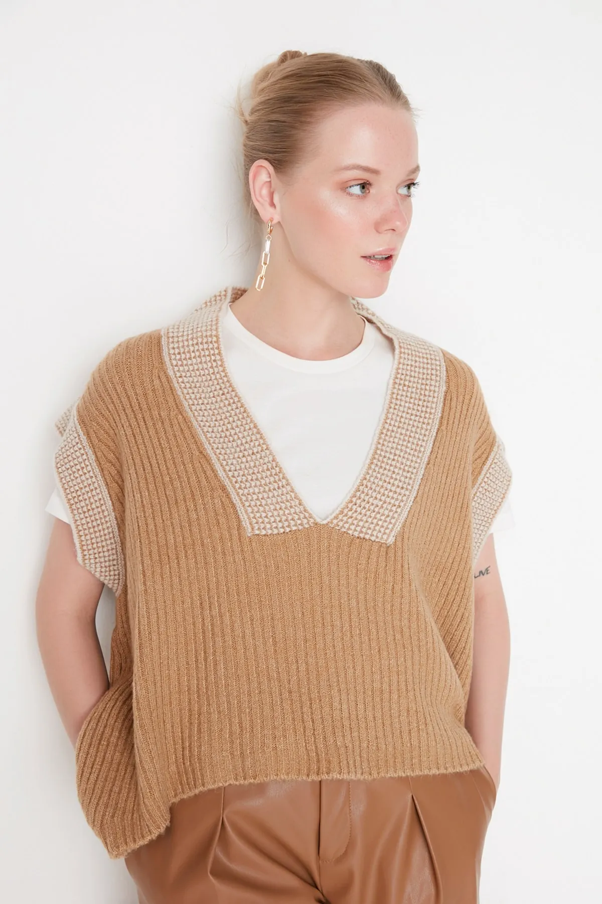 Trendyol Collection  Kamelfarbener Strickpullover mit Oversize-Kragen und detailliertem Strickmuster