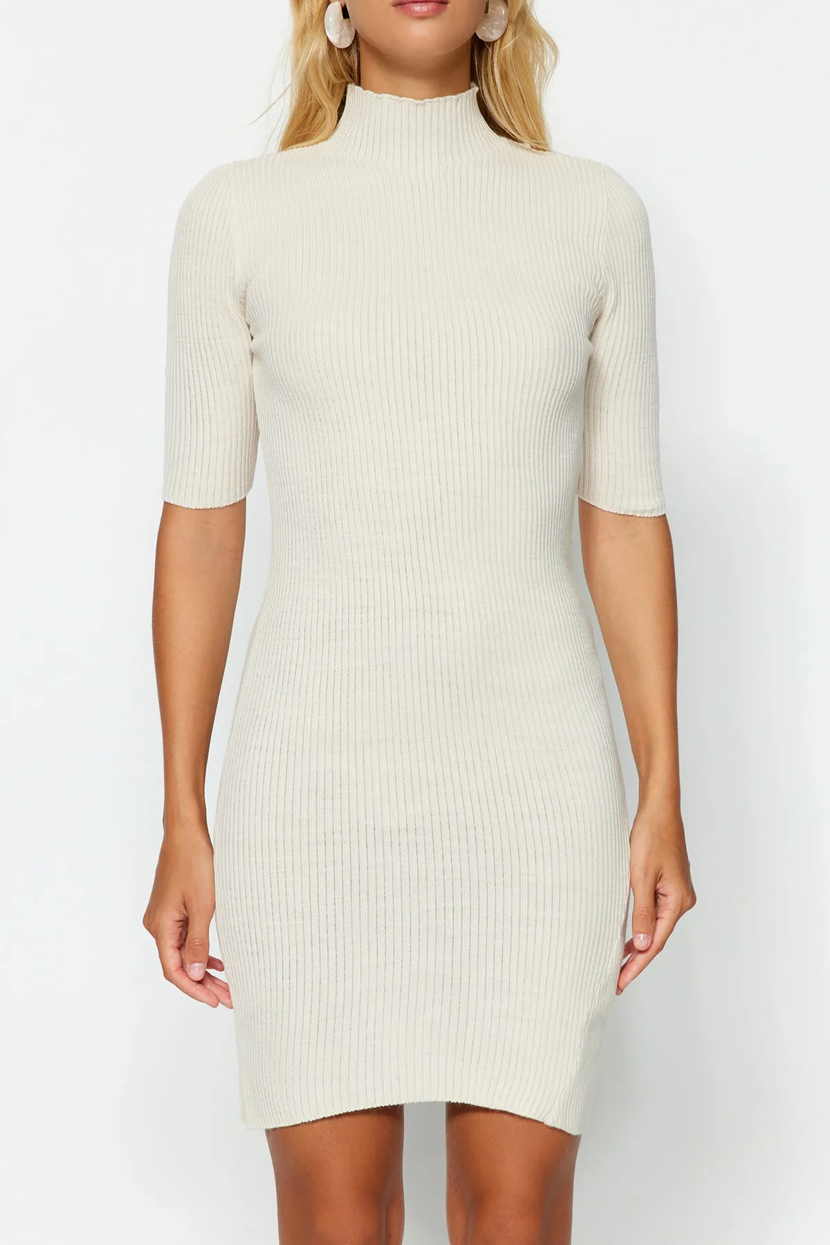 Trendyol Collection  Steinfarbenes Mini-Strickkleid mit hohem Kragen TWOAW24EL00235