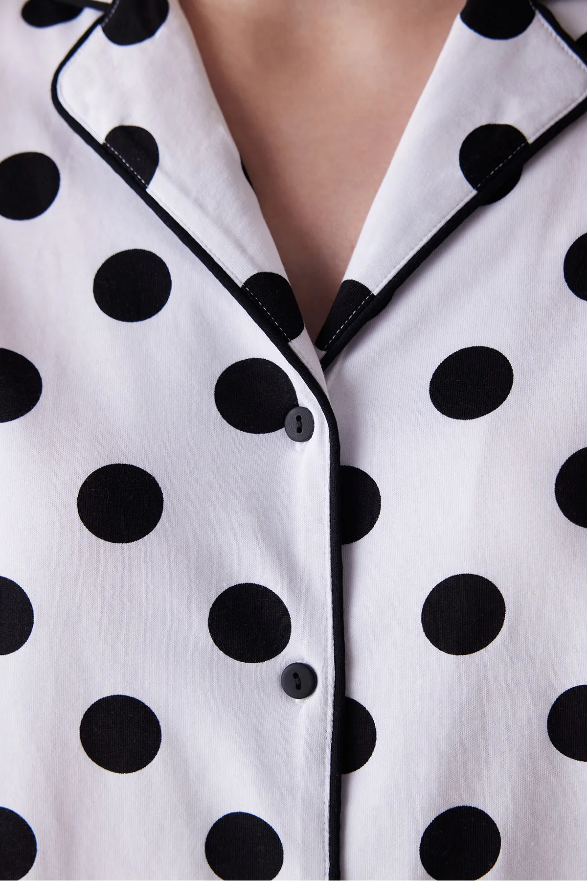 Penti  Schwarz gepunktetes Pyjama-Set mit weißen Hemd-Shorts
