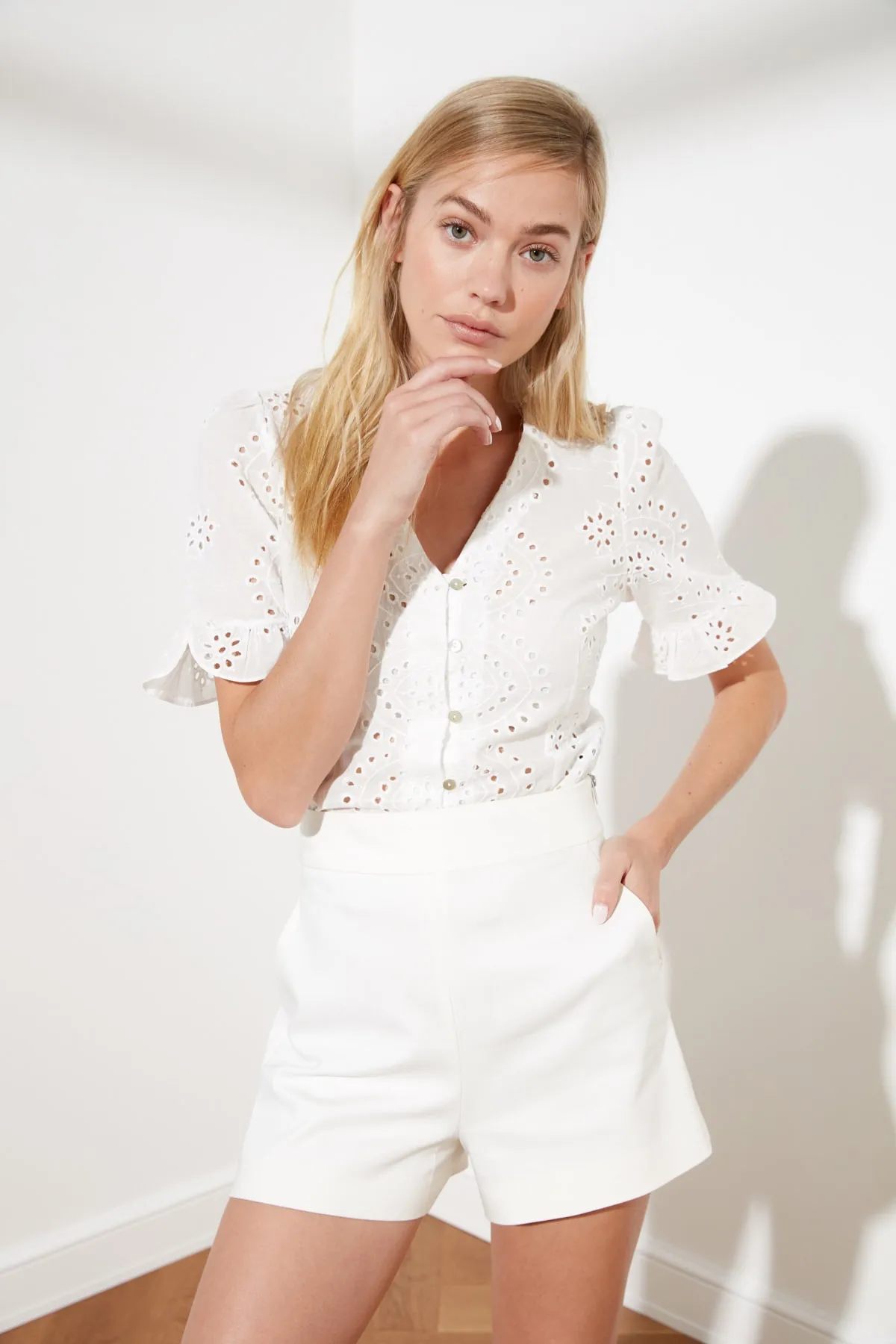 Trendyol Collection  Ecru bestickte Webbluse TWOSS20BZ1019