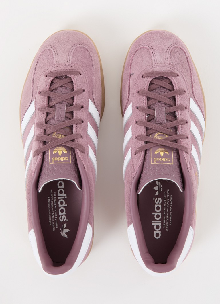 Pantofi sport Adidas Gazelle pentru interior pe față cu detalii din piele.