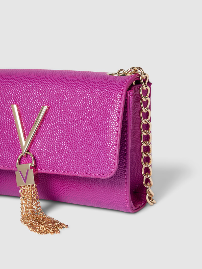 Clutch mit Label-Applikation Modell 'DIVINA' in fuchsia