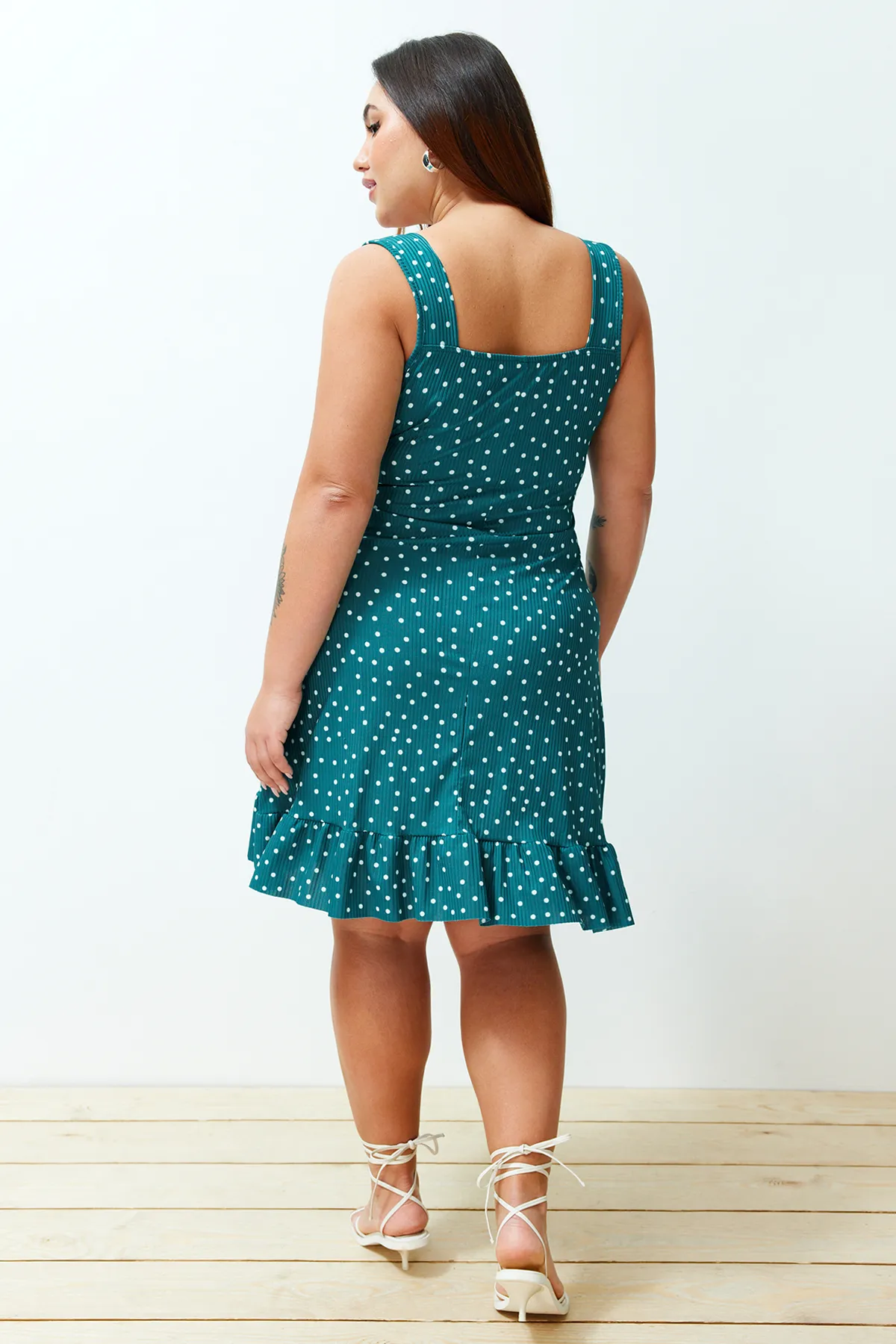 Trendyol Curve  Petrolfarbenes, gepunktetes Mini-Strickkleid mit quadratischem Kragen und Volants in A-Linie TBBSS24AH00127