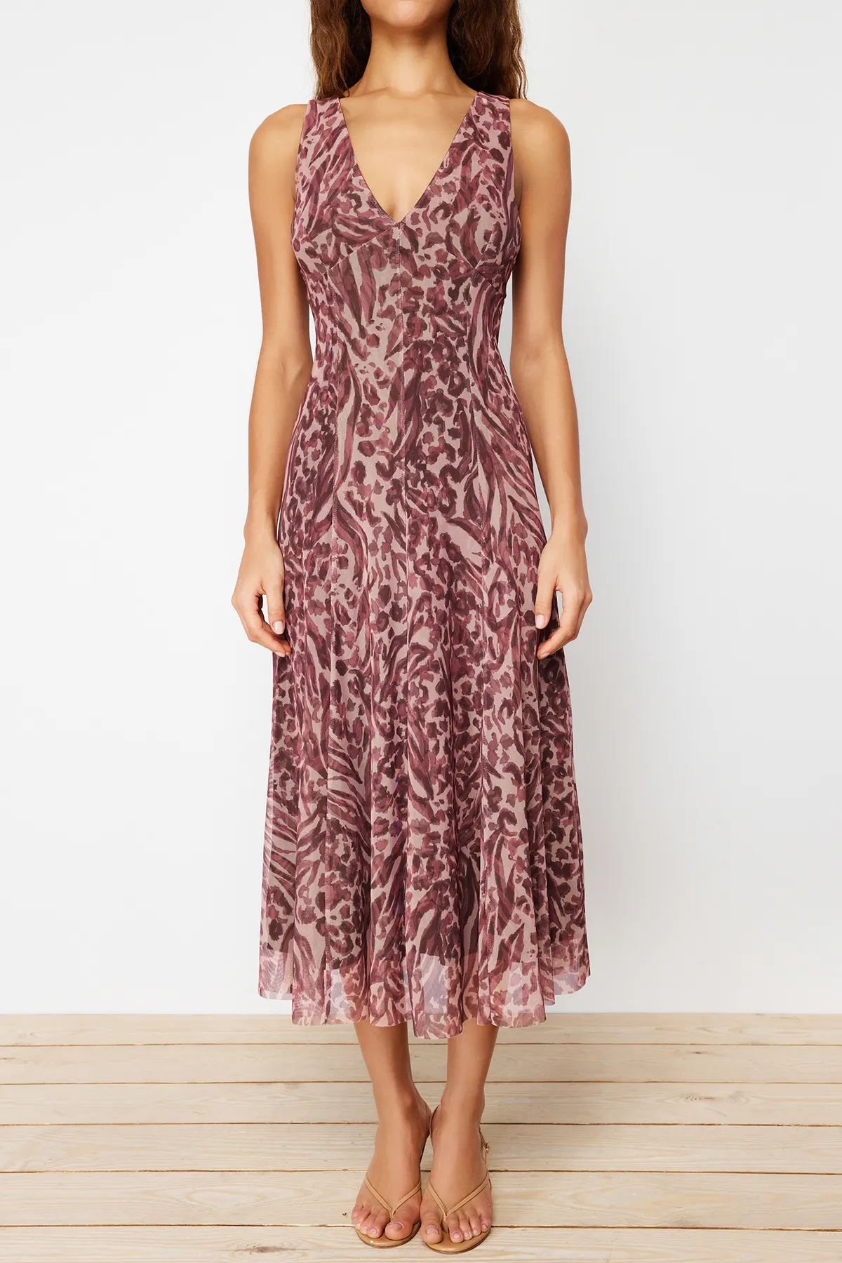 Trendyol Collection  Braunes Tüllkleid mit V-Ausschnitt und Blumen- und Leopardenmuster TWOSS24EL00384
